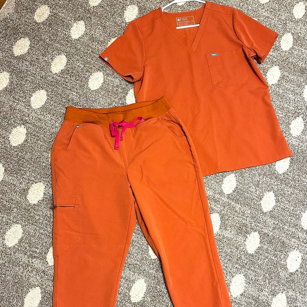 FIGS LIMITED EDITION RARE COLOR: TERRACOTTA 
Medium top
Medium petite pants